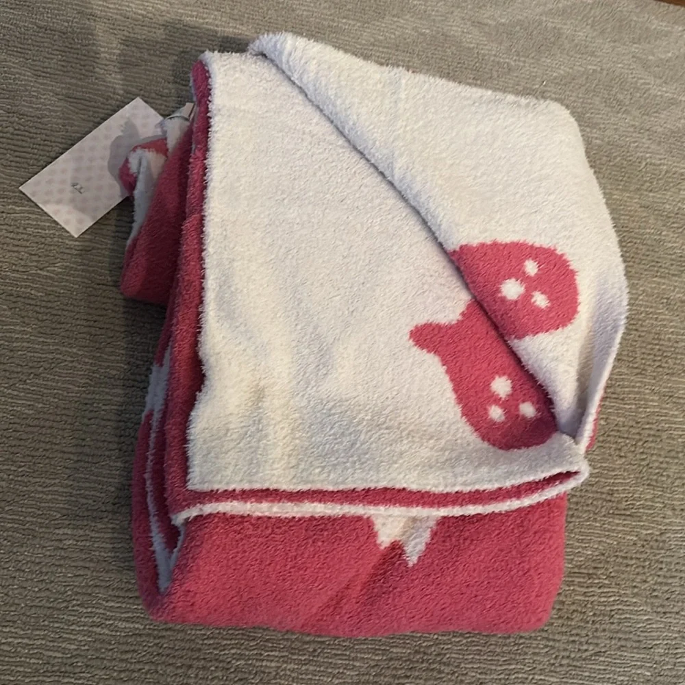 NWT Cupcakes and Cashmere feather ghosts throw